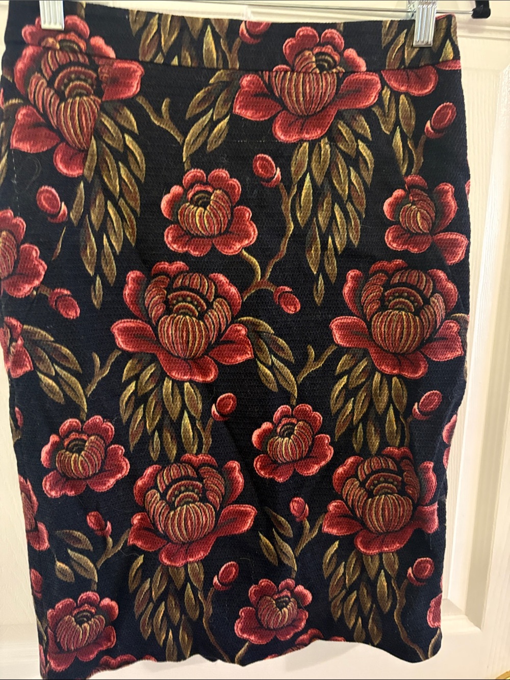 Ann Taylor Black Red Floral Embroidered Pencil Skirt Size 4